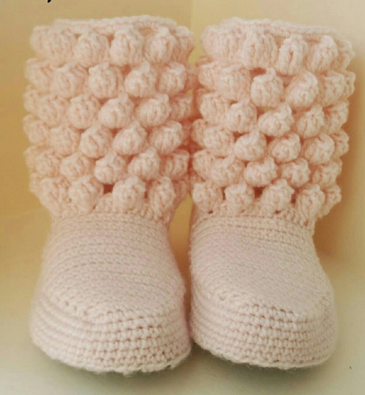 Сапожки крючком с шишечками