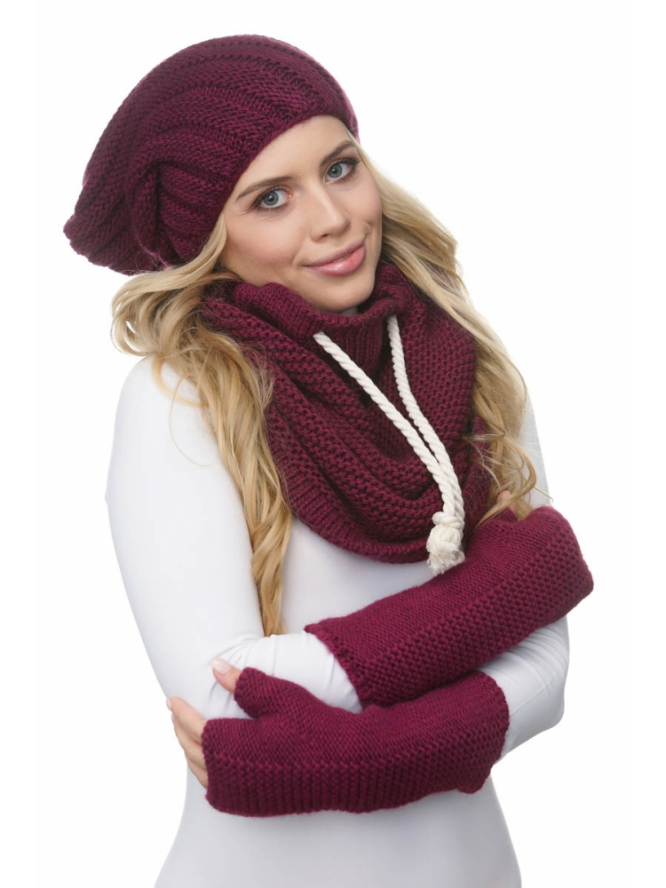 Бордовая шапка женская