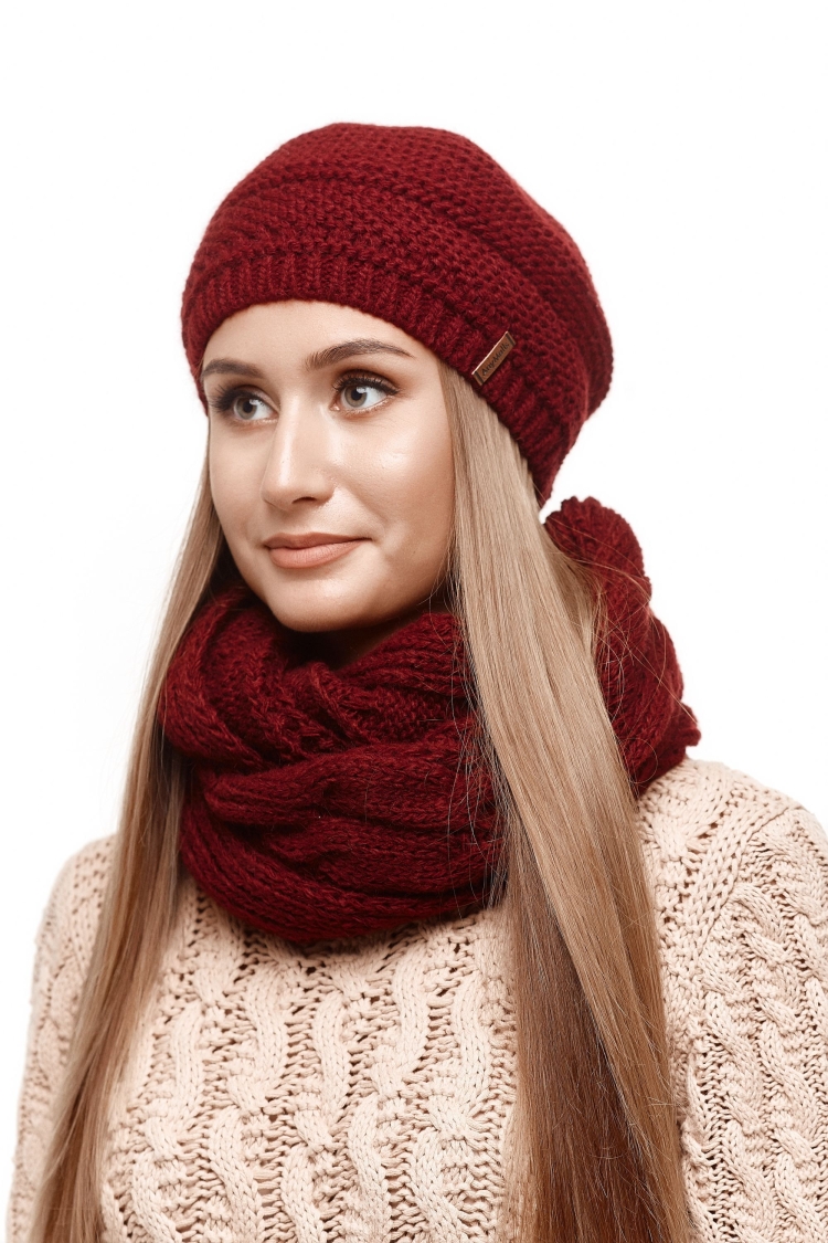 Вязаная бордовая шапочка