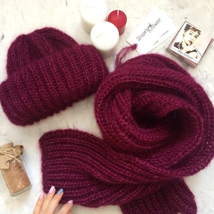 Шарф на спицах бордовый