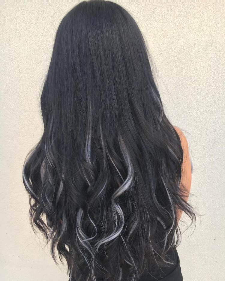 Пепельные пряди на темных волосах