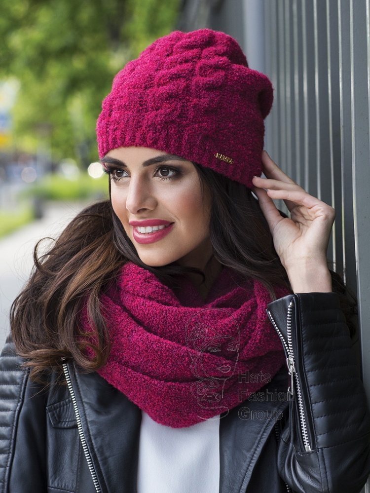 Шапка цвета фуксии
