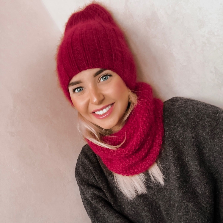 Шапка бини малиновая