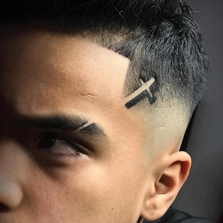 Прическа с выбритой бровью