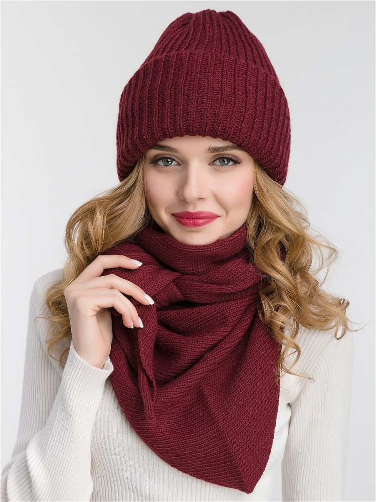 Шапка к бордовой куртке