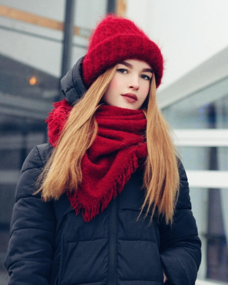 Красная зимняя шапка
