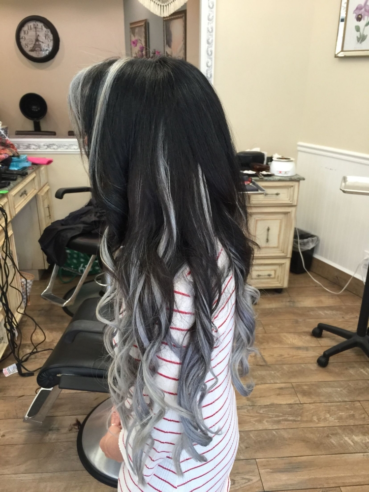 Белые пряди на темных волосах