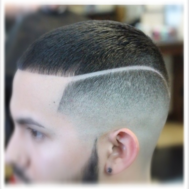 Короткие мужские стрижки с полосками