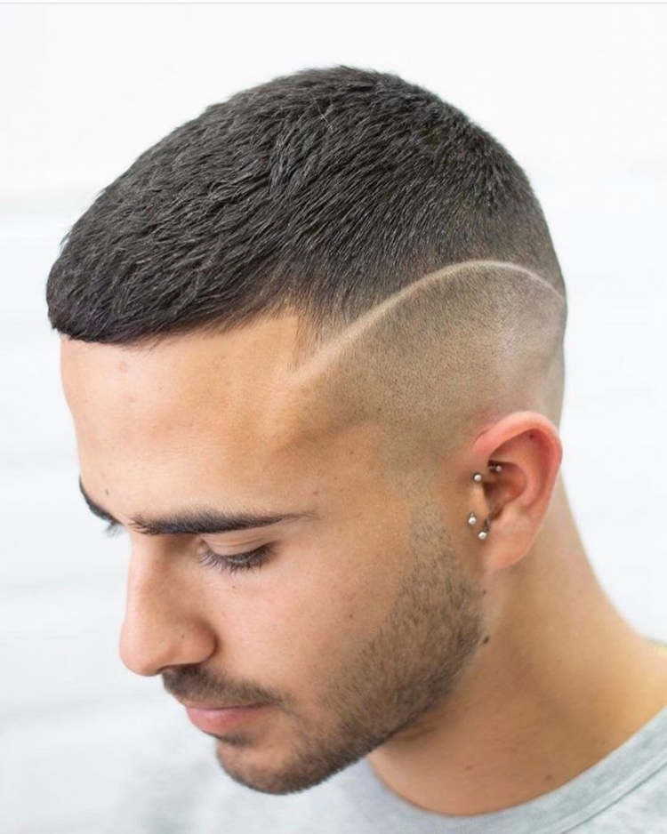 Короткие мужские стрижки с полосой