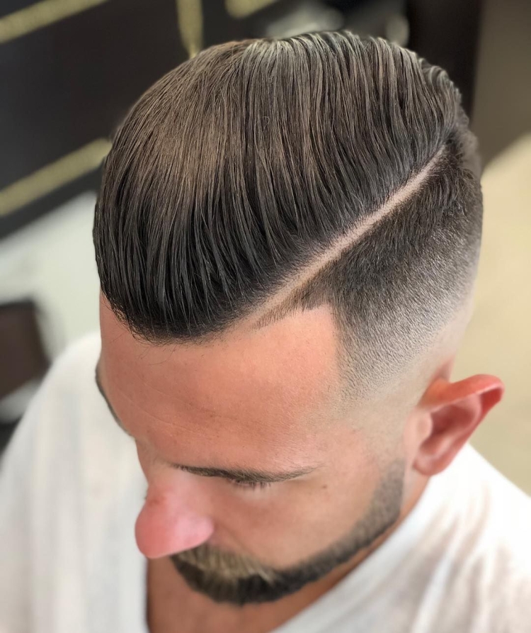Стрижка фейд с выбритым пробором