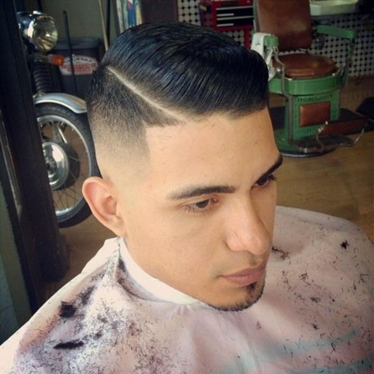 Полоски с выбритым пробором на мужской стрижке