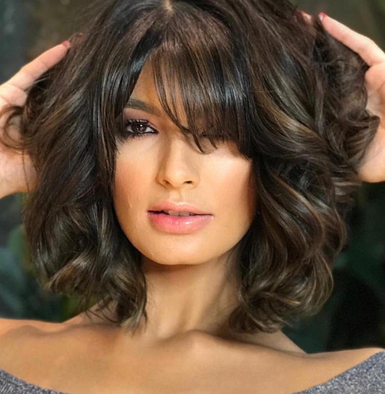 Стрижка Боб Каскад на средний волнистый волос