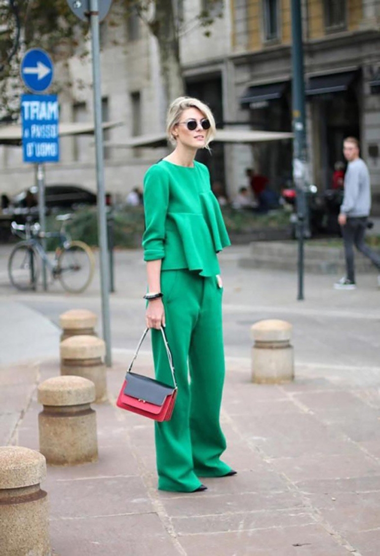 Стильная девушка в зеленом