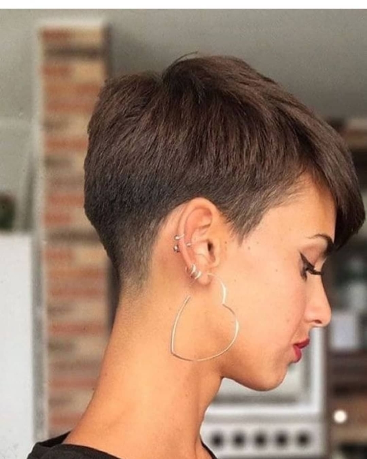 Короткие стрижки с выбритым затылком