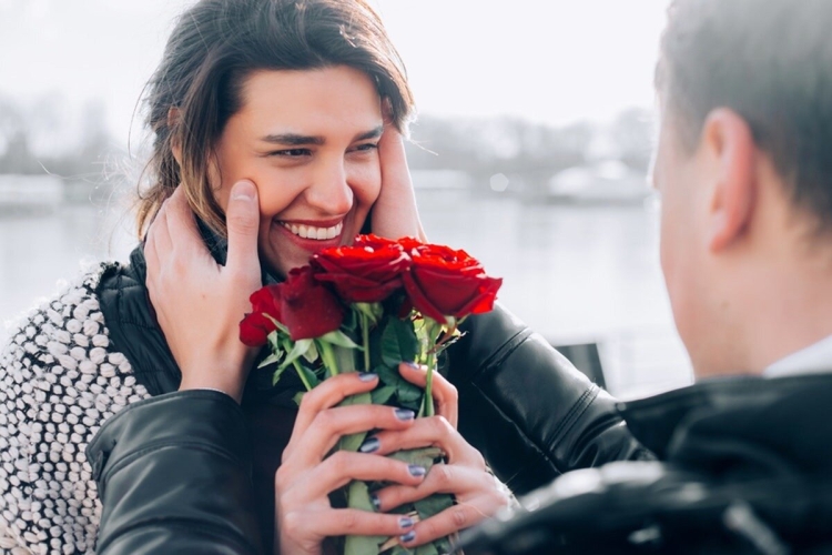 Мужчина дарит цветы женщине