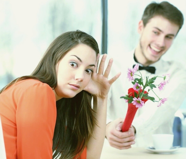 Парень дарит девушке цветы