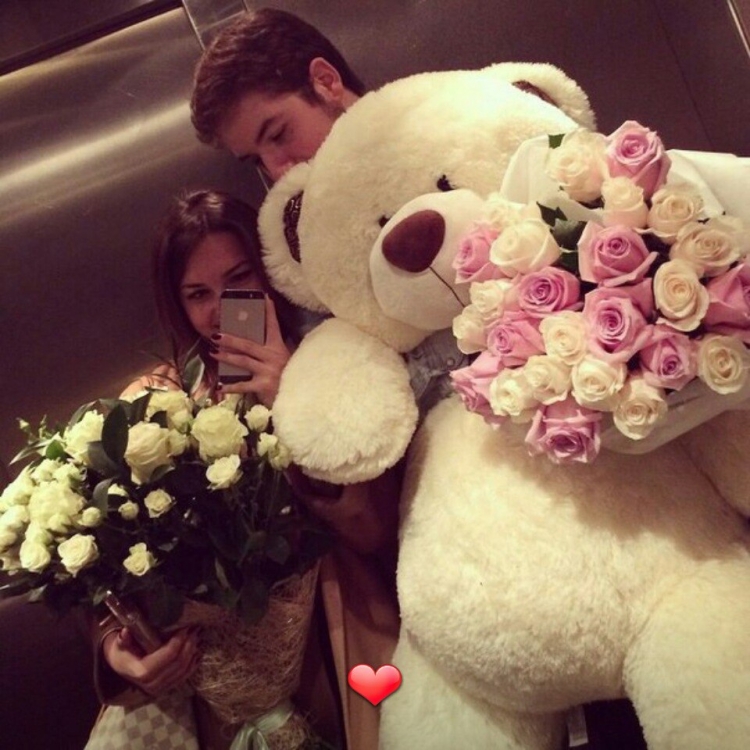 Парень с цветами и мишкой
