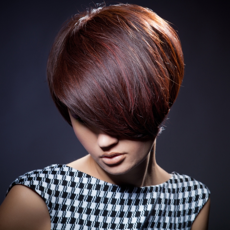 Короткие стрижки с темным окрашиванием