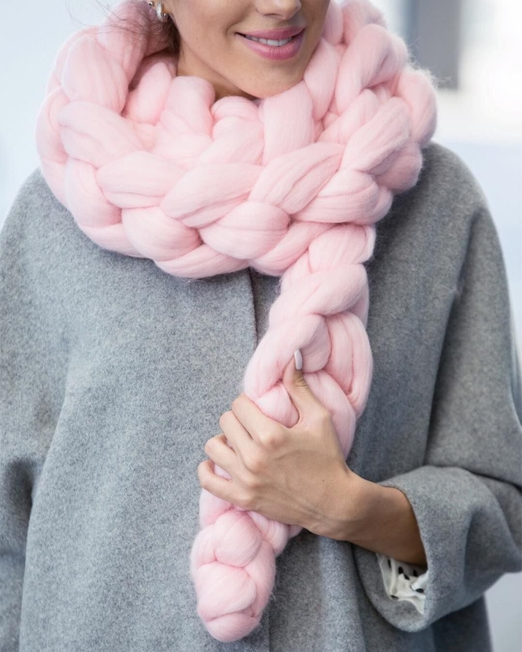 Объемный розовый шарф