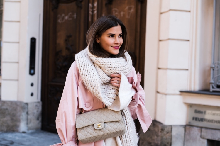 Шарф поверх пальто