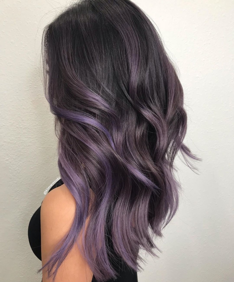 Темные волосы с фиолетовым отливом