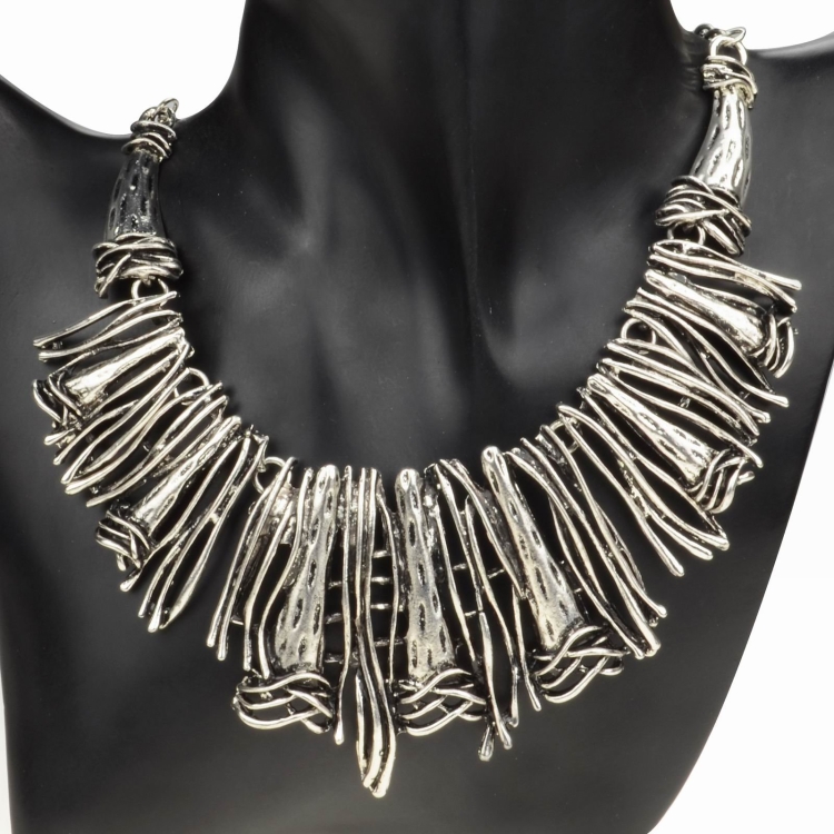 Крупные украшения на шею