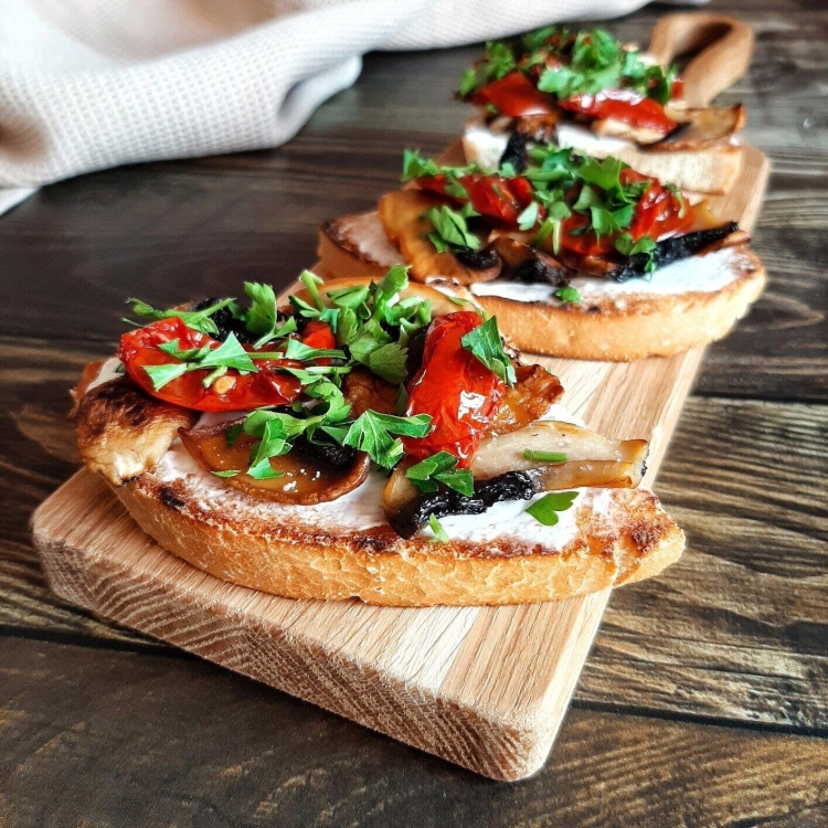 Брускетта с томатами