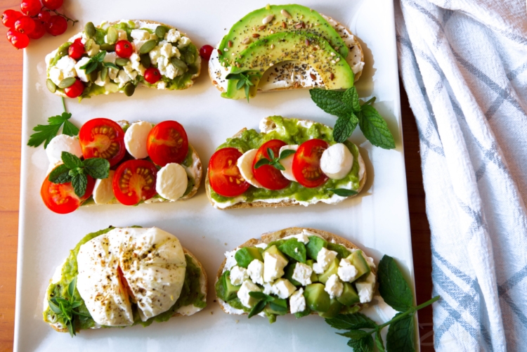 Брускетта с песто и авокадо