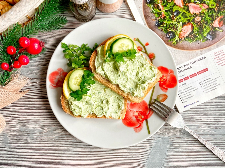 Брускетты с творожным кремом и авокадо