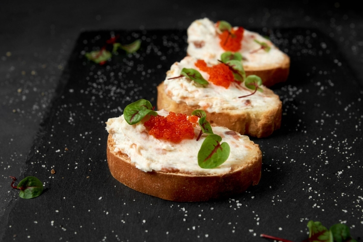 Брускетта с муссом из лосося
