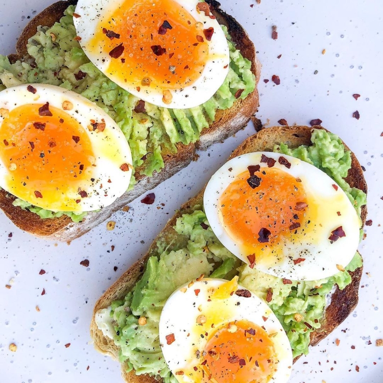 Бутеры с авокадо и яйцом