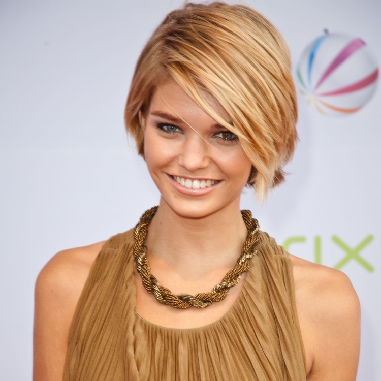 Медовый блонд на коротких волосах