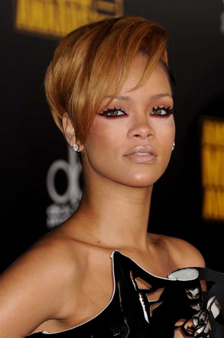 Рианна блондинка