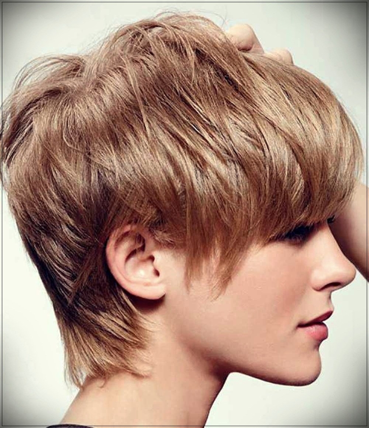 Короткая стрижка медовый оттенок