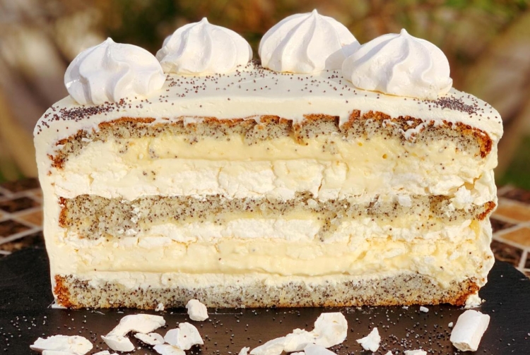 Торт с маковым бисквитом и лимонным курдом