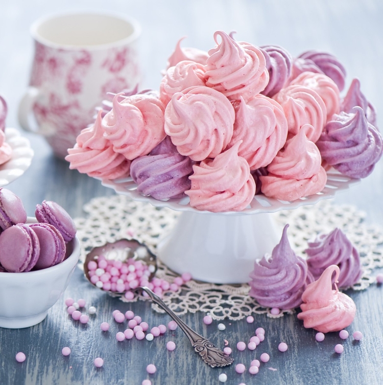 Розовое безе