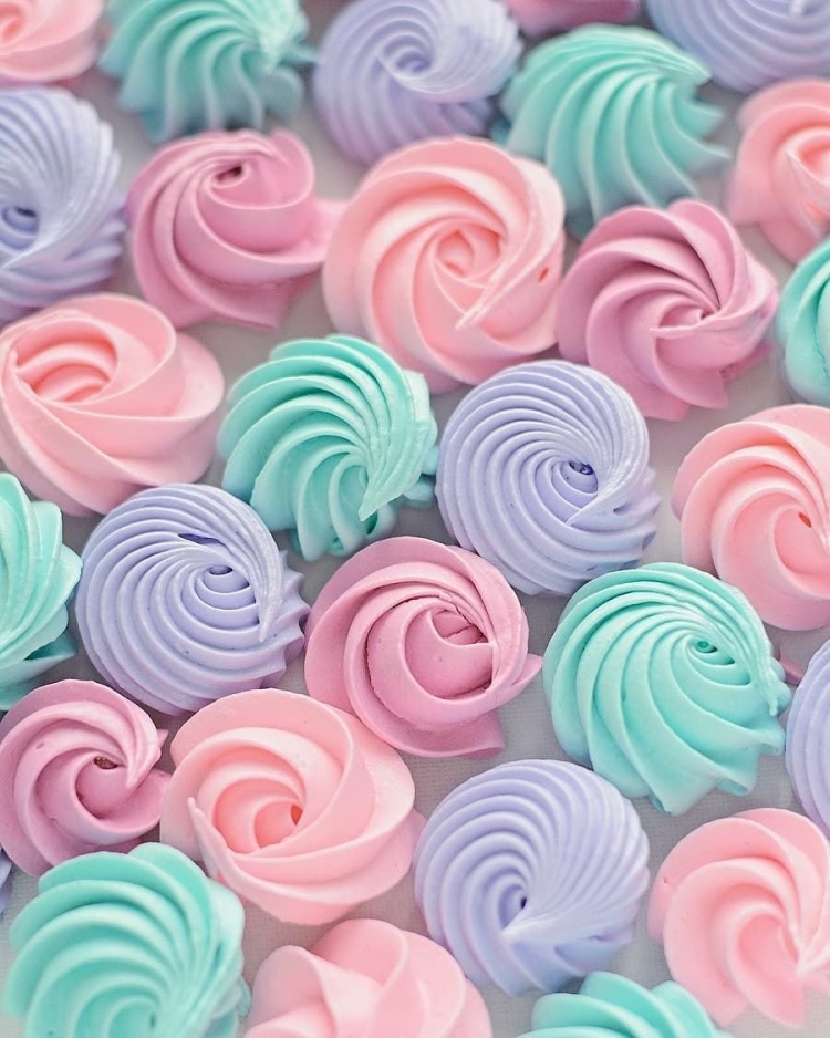 Розовая меренга