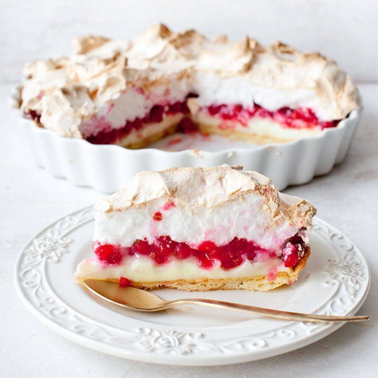 Вишневый пирог с меренгой