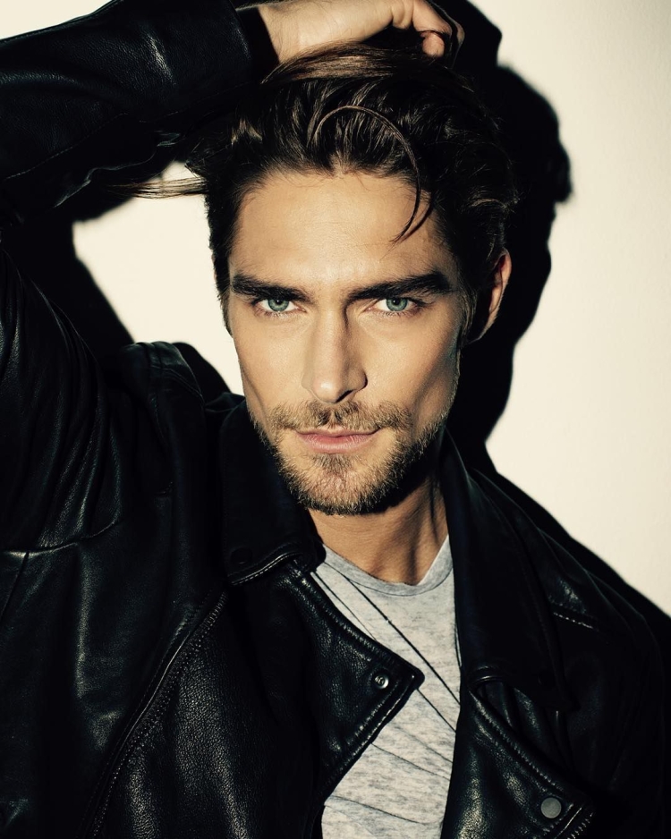 Красивый брюнет