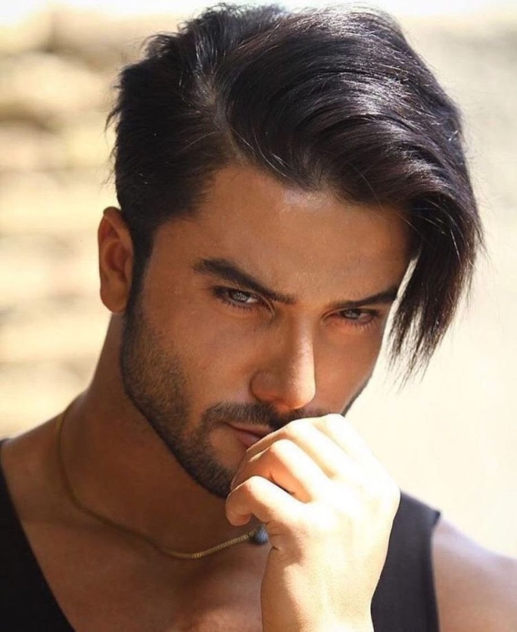 Черноволосый мужчина