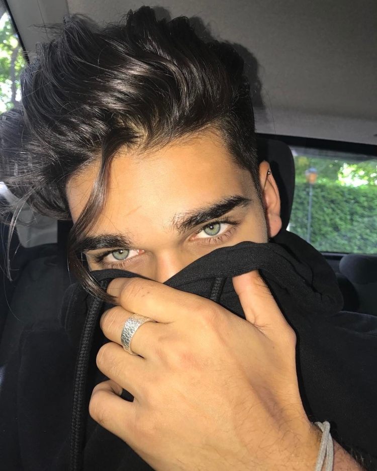 Красивый парень с черными волосами