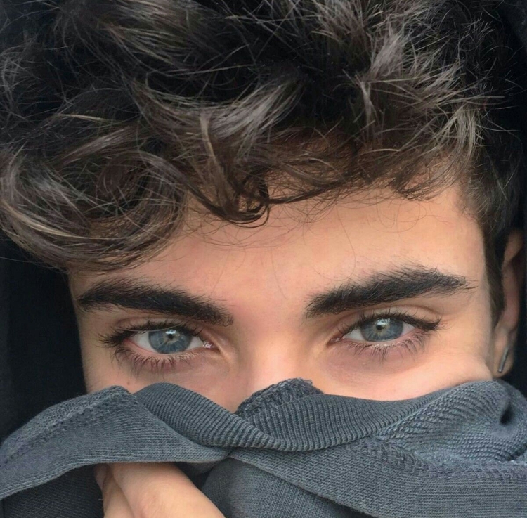 Парень с красивыми глазами