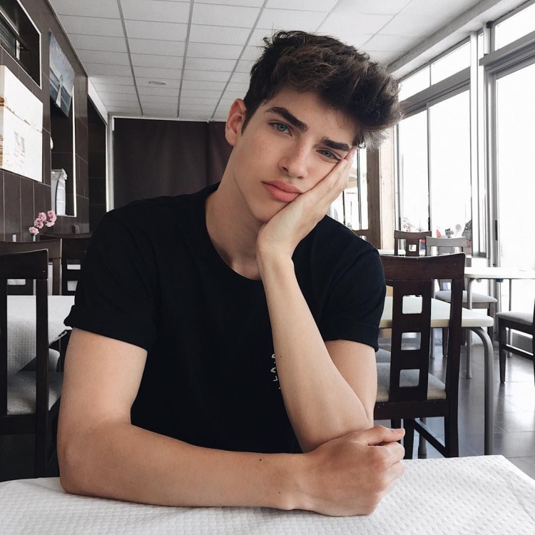 Ману Риос элита