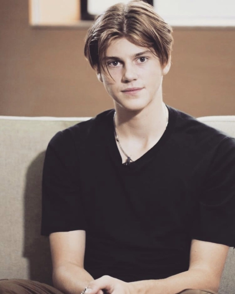 Curtains прическа