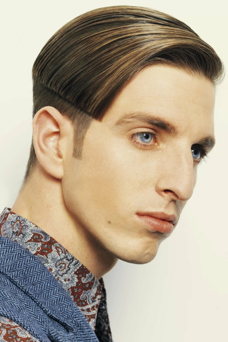 Мужская стрижка набок с пробором