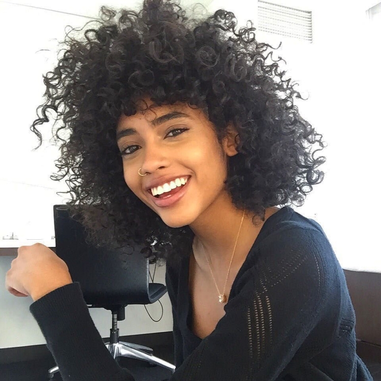 Нерасчесанные кудрявые волосы