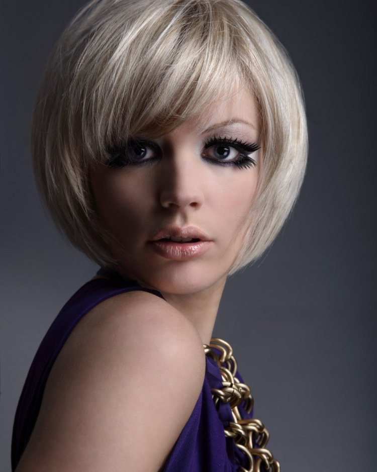 Стрижка градуированное каре с косой челкой