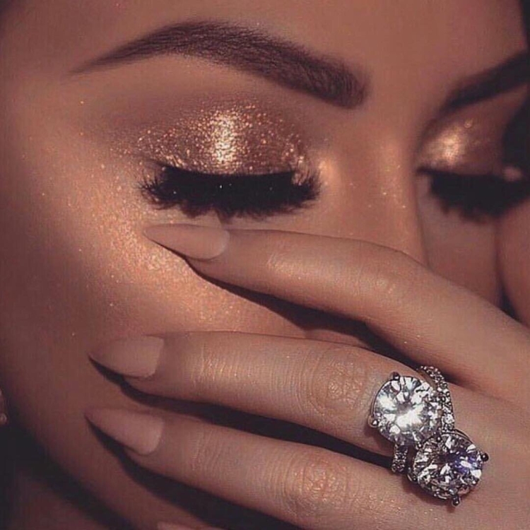 Макияж с блестящими тенями