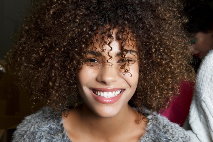 Мелкие кудряшки на средние волосы