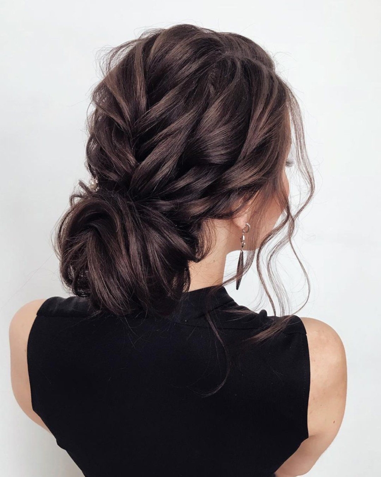 Низкий пучок на длинные волосы